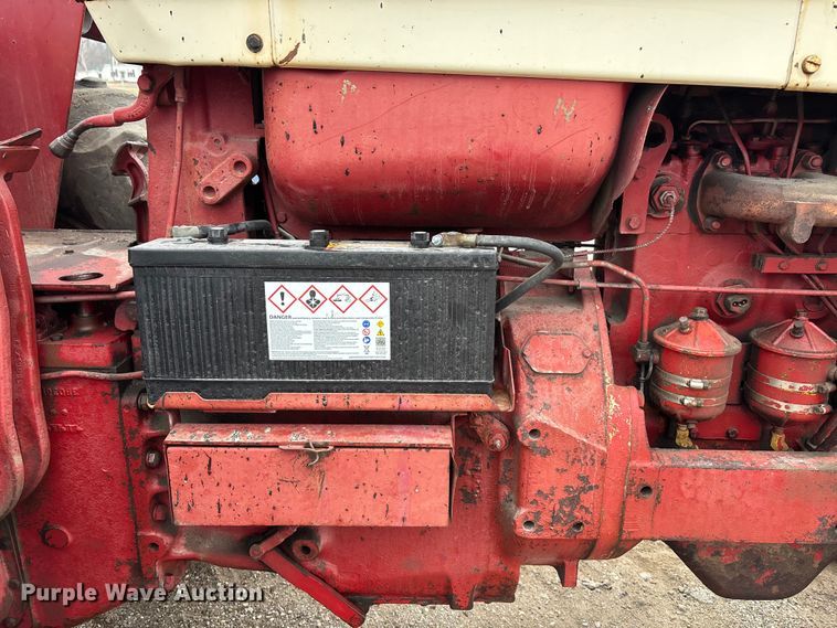 image for item EA4499 1965 International Harvester Farmall 806 tractor