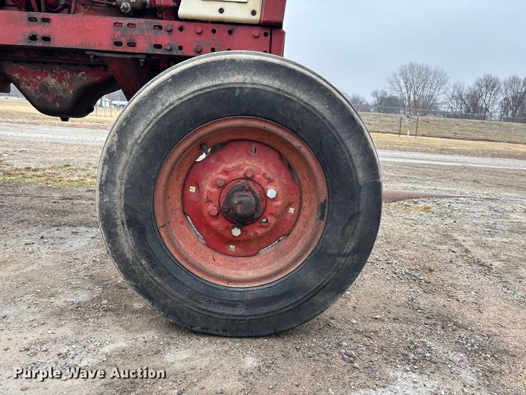 image for item EA4499 1965 International Harvester Farmall 806 tractor