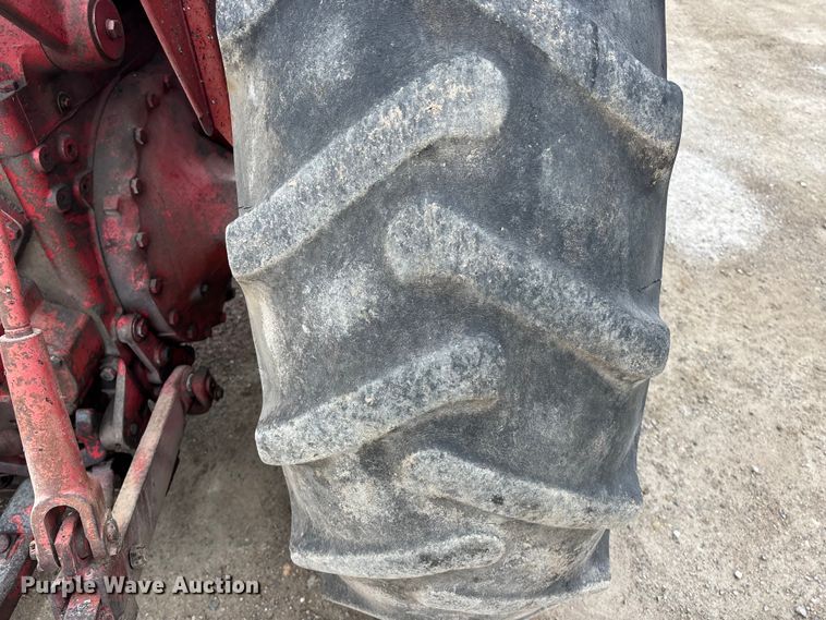 image for item EA4499 1965 International Harvester Farmall 806 tractor