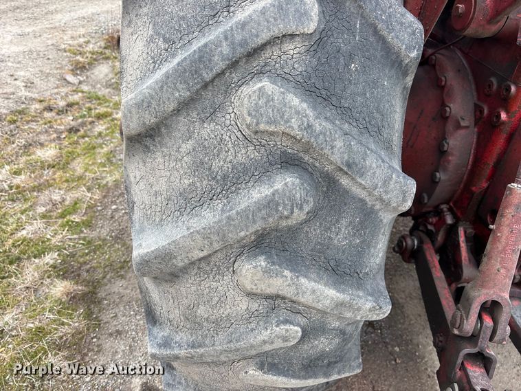 image for item EA4499 1965 International Harvester Farmall 806 tractor