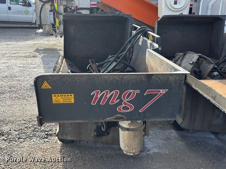 image for item EA4542 2015 Malavasi Pavijet MG76C skid steer paver