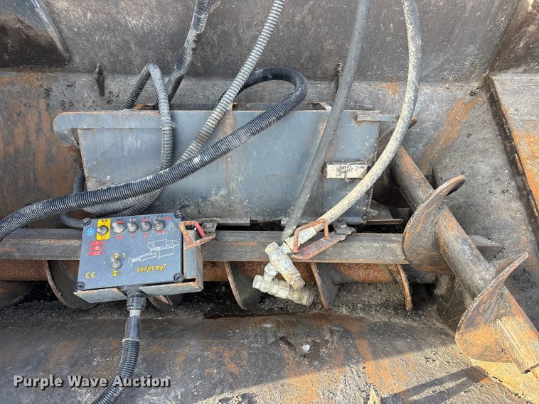 image for item EA4542 2015 Malavasi Pavijet MG76C skid steer paver