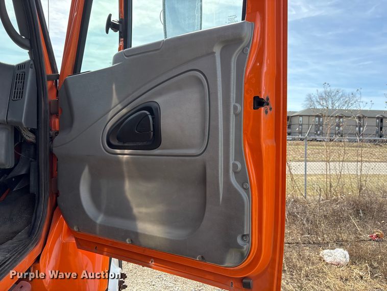 image for item EA4548 2007 International 7400 dump truck