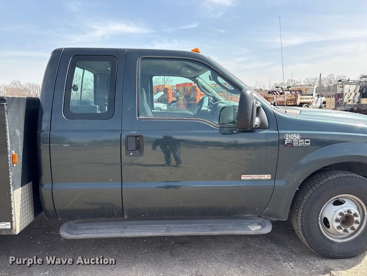 image for item EA4553 2004 Ford F350 Super Duty Ext. Cab utility bed pickup truck