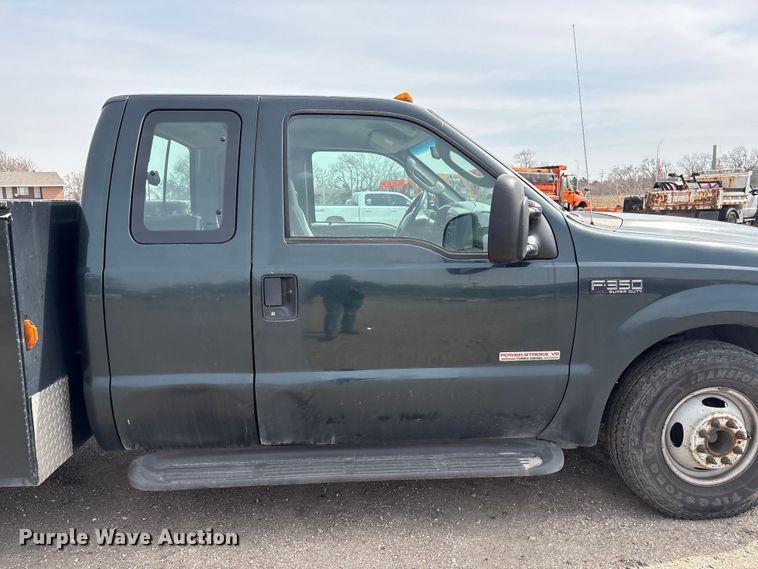 image for item EA4554 2004 Ford F350 Super Duty Ext. Cab utility bed pickup truck