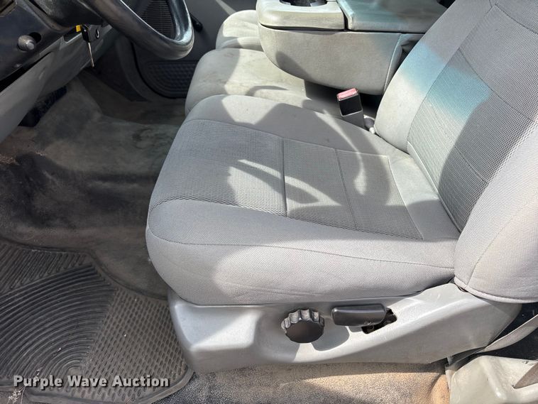 image for item EA4554 2004 Ford F350 Super Duty Ext. Cab utility bed pickup truck