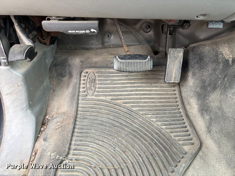 image for item EA4554 2004 Ford F350 Super Duty Ext. Cab utility bed pickup truck