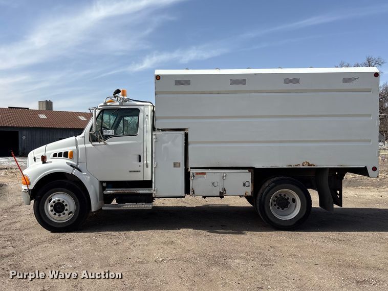 image for item EA4556 2001 Sterling M7500  chipper truck