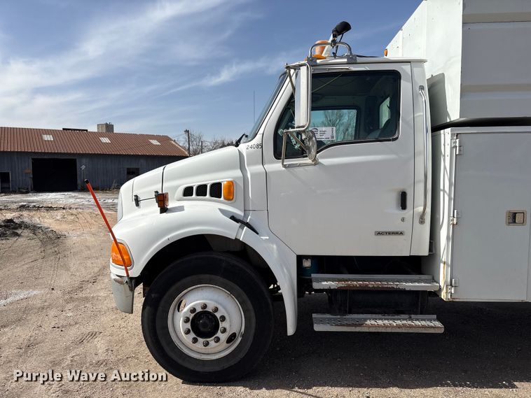 image for item EA4556 2001 Sterling M7500  chipper truck