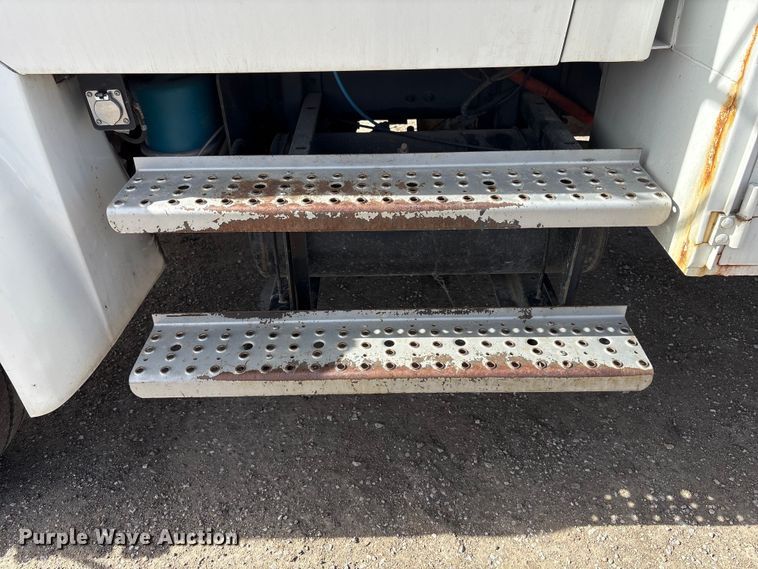 image for item EA4556 2001 Sterling M7500  chipper truck