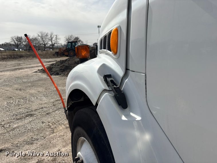 image for item EA4556 2001 Sterling M7500  chipper truck