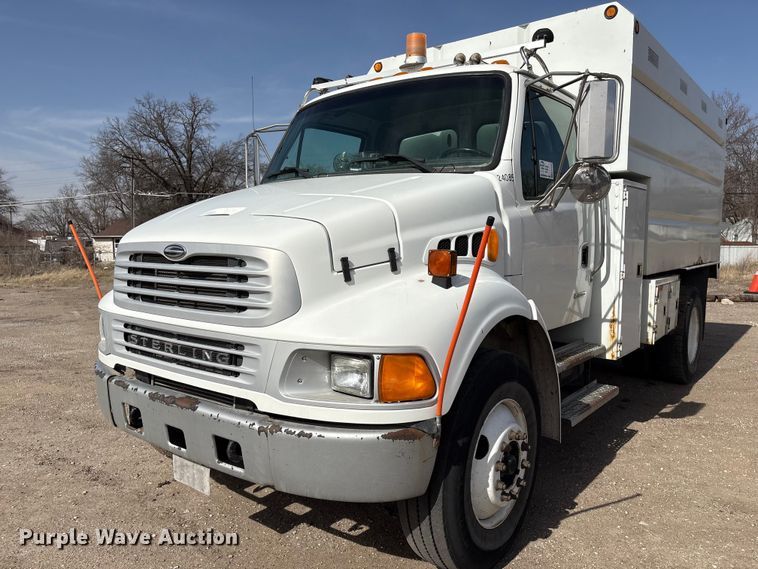 image for item EA4556 2001 Sterling M7500  chipper truck