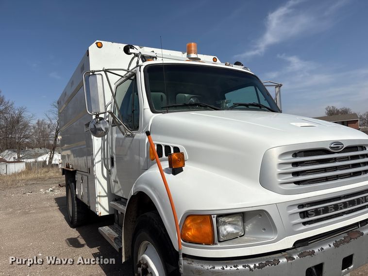 image for item EA4556 2001 Sterling M7500  chipper truck