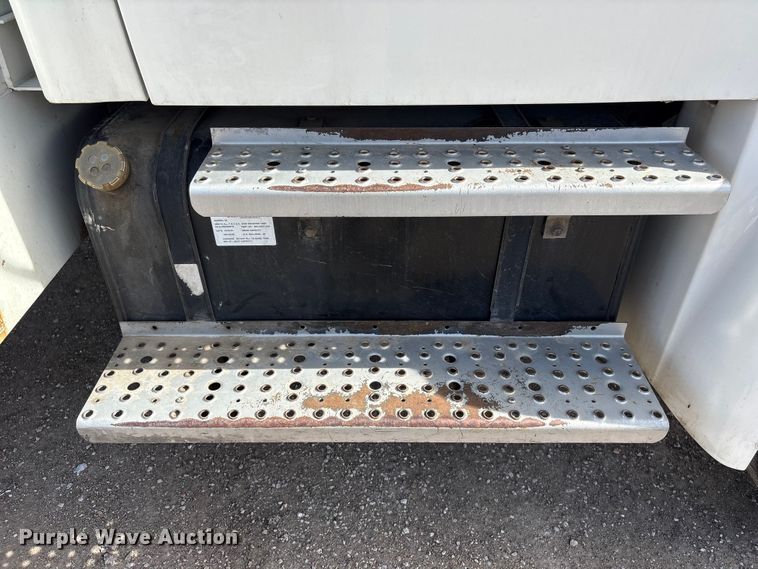 image for item EA4556 2001 Sterling M7500  chipper truck