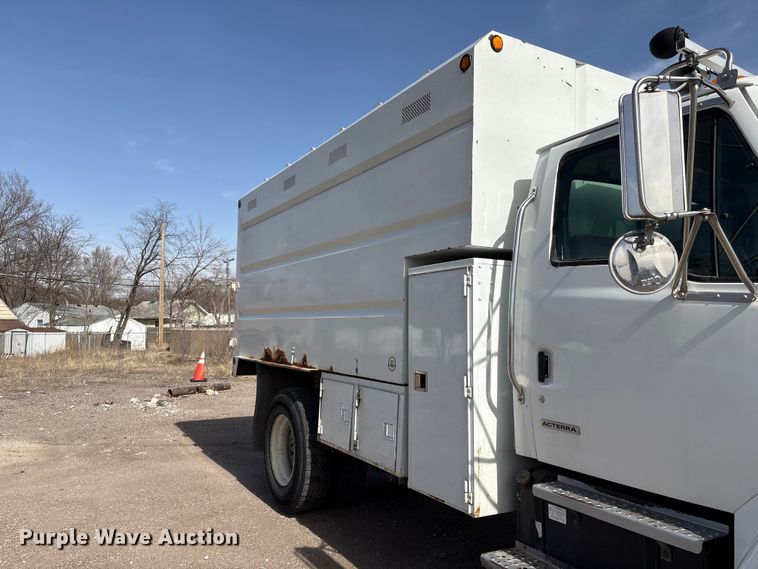 image for item EA4556 2001 Sterling M7500  chipper truck