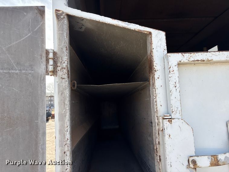 image for item EA4556 2001 Sterling M7500  chipper truck