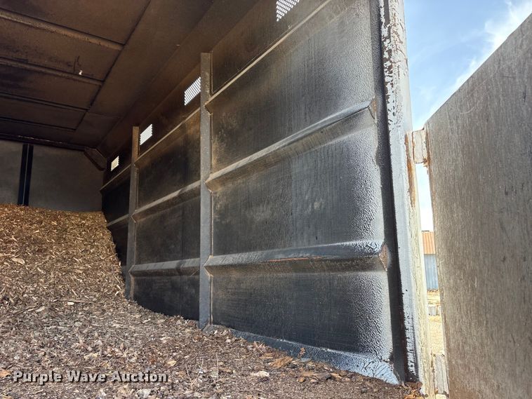 image for item EA4556 2001 Sterling M7500  chipper truck