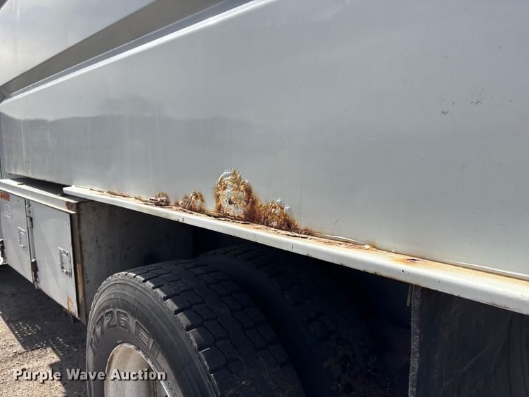 image for item EA4556 2001 Sterling M7500  chipper truck