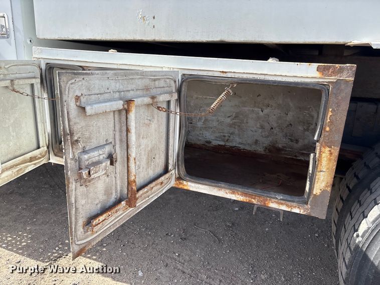 image for item EA4556 2001 Sterling M7500  chipper truck