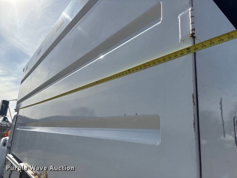 image for item EA4556 2001 Sterling M7500  chipper truck