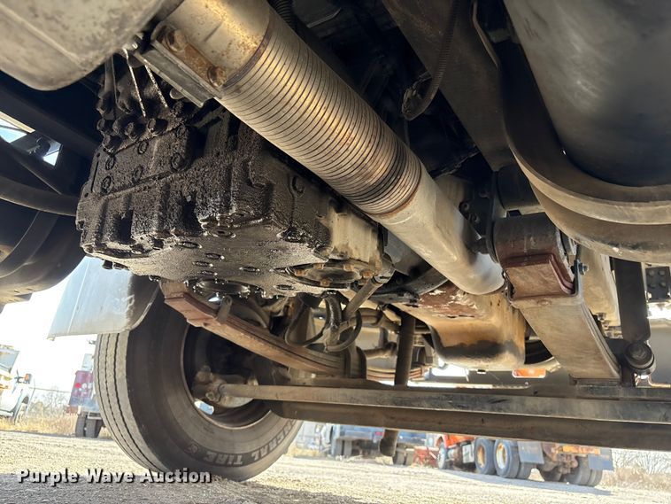 image for item EA4556 2001 Sterling M7500  chipper truck