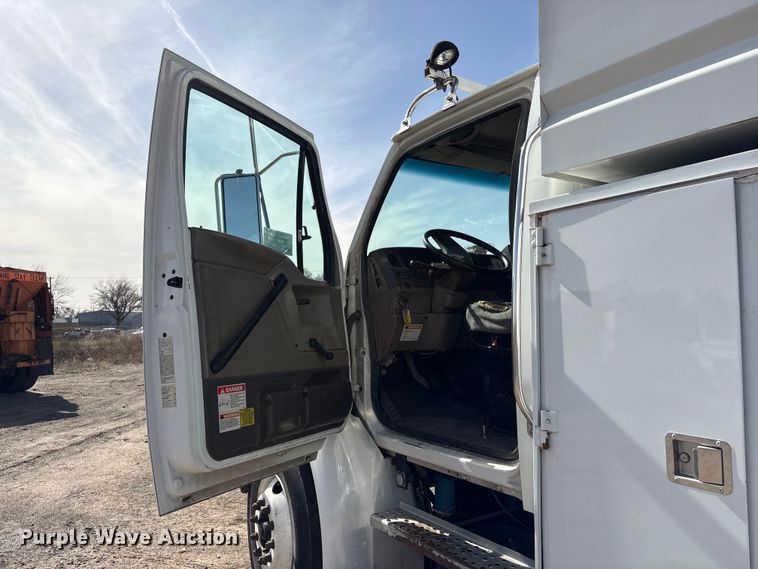 image for item EA4556 2001 Sterling M7500  chipper truck