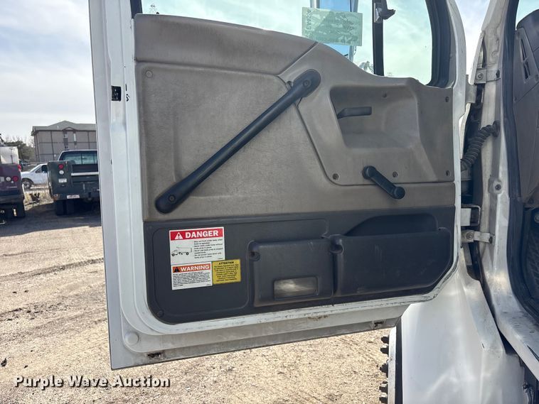 image for item EA4556 2001 Sterling M7500  chipper truck