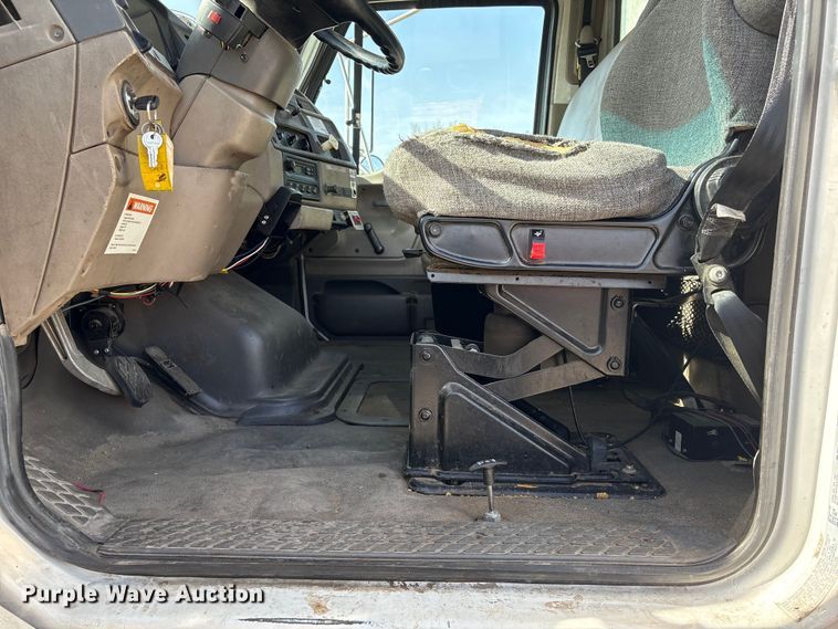 image for item EA4556 2001 Sterling M7500  chipper truck