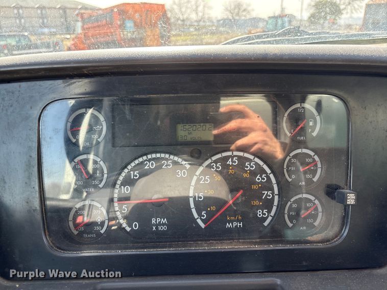 image for item EA4556 2001 Sterling M7500  chipper truck