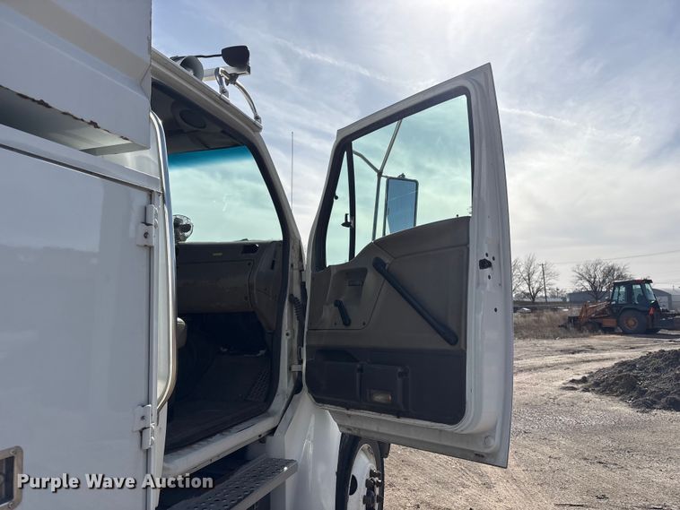 image for item EA4556 2001 Sterling M7500  chipper truck