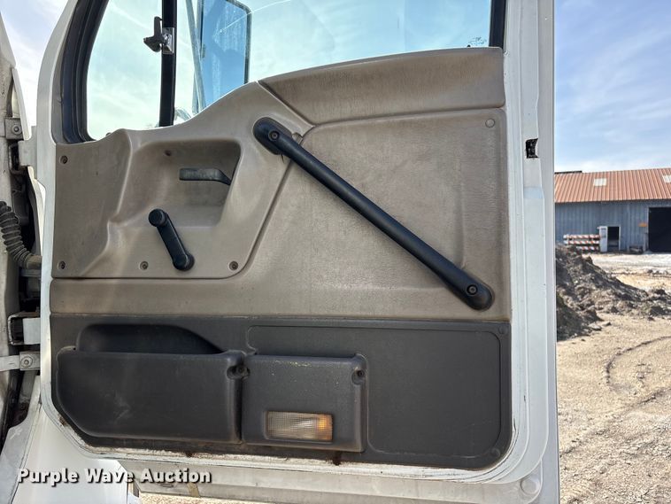 image for item EA4556 2001 Sterling M7500  chipper truck