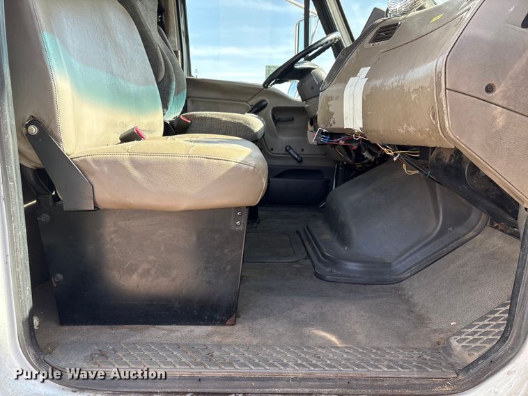 image for item EA4556 2001 Sterling M7500  chipper truck