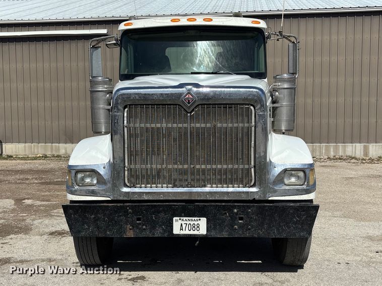 image for item EA4565 2005 International 9900i semi truck