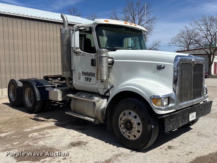 image for item EA4565 2005 International 9900i semi truck