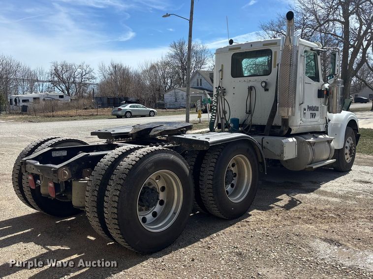 image for item EA4565 2005 International 9900i semi truck