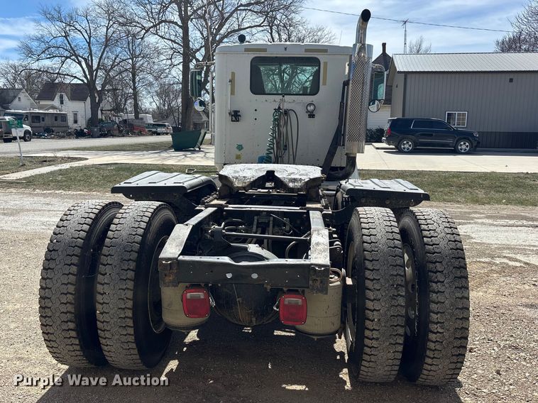 image for item EA4565 2005 International 9900i semi truck