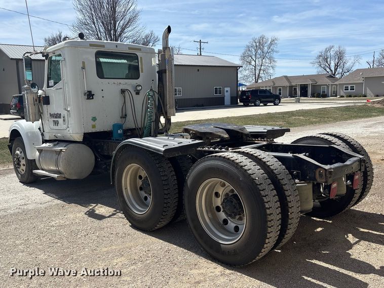 image for item EA4565 2005 International 9900i semi truck