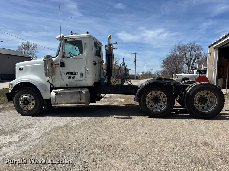 image for item EA4565 2005 International 9900i semi truck