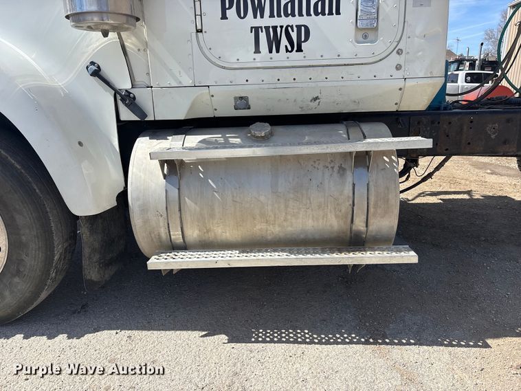 image for item EA4565 2005 International 9900i semi truck