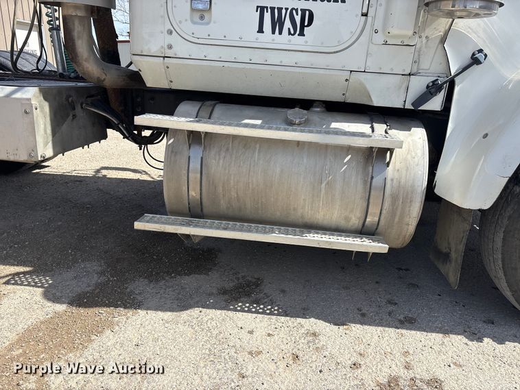 image for item EA4565 2005 International 9900i semi truck