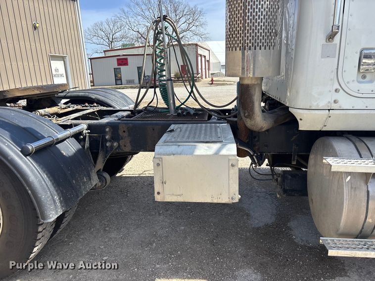 image for item EA4565 2005 International 9900i semi truck