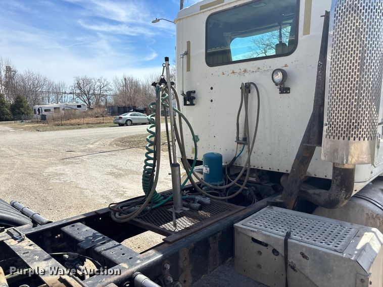 image for item EA4565 2005 International 9900i semi truck