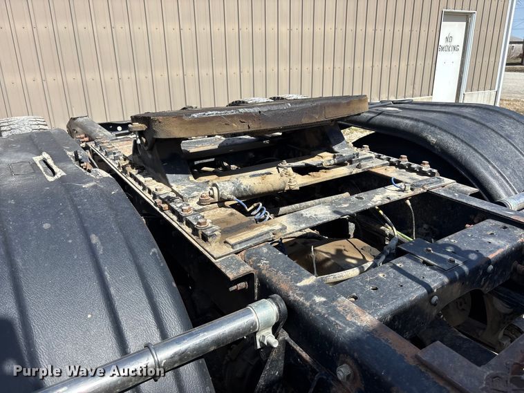 image for item EA4565 2005 International 9900i semi truck