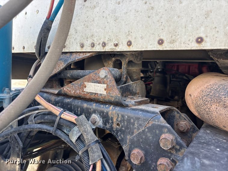 image for item EA4565 2005 International 9900i semi truck