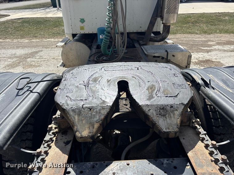 image for item EA4565 2005 International 9900i semi truck