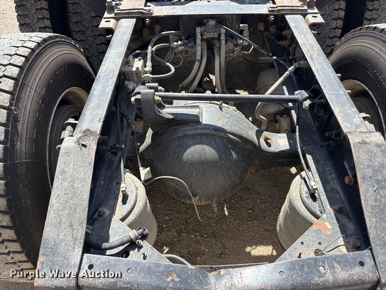 image for item EA4565 2005 International 9900i semi truck