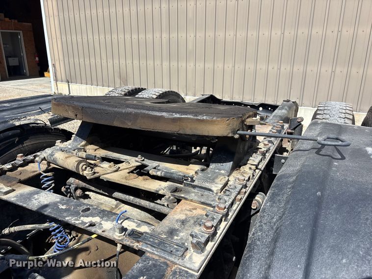 image for item EA4565 2005 International 9900i semi truck