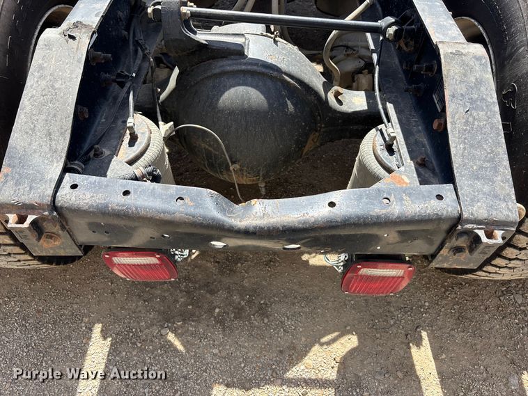 image for item EA4565 2005 International 9900i semi truck