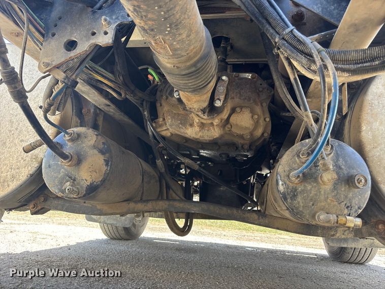 image for item EA4565 2005 International 9900i semi truck