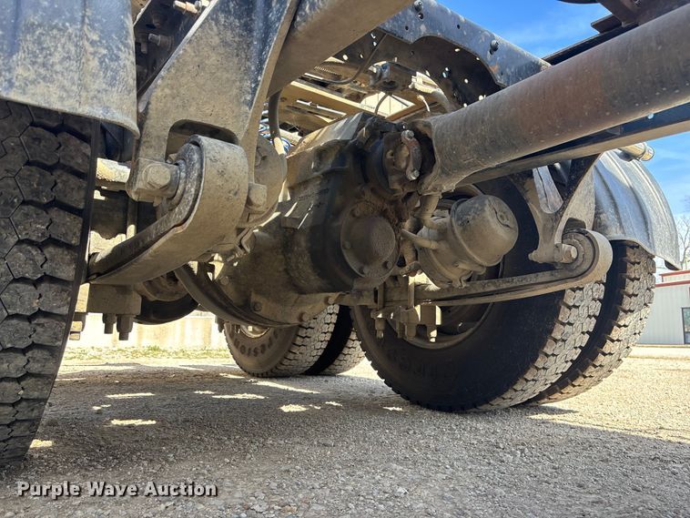 image for item EA4565 2005 International 9900i semi truck